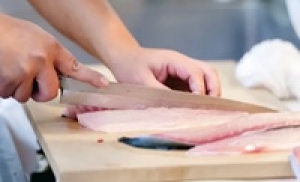 即日～長期＜7:00～18:00の間で実働8H＞経験を活かして活躍！スーパーで鮮魚加工のお仕事◇水天宮駅徒歩5分◇時給1800円～1850円＋交通費あり/月収30万円以上/週払いOK◇週4～5日・フルタイムしっかり働ける！20代～50代男女活躍中＜専用フォーム返信＆オンラインで登録OK＞OT-T-pea-torunare-sensui