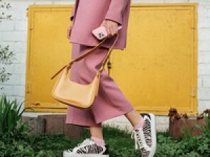 【GWのSALE販売応援】毎年人気案件！早めにお仕事確保◇繁忙期特別時給1700～1800円＋交◇未経験OK◇＜4/10～5/10　軽井沢アウトレット＞日本でも大人気のアメリカファッションブランド◇バッグや小物の販売補助＆バックヤード◇学生.20代.30代女性スタッフ活躍中！週払いOK・車通勤相談OK＜専用フォーム返信＆オンラインで簡単登録＞tan-A-gw-kate②-d