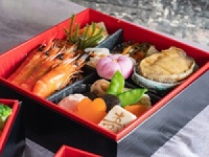 残り枠わずか！エントリーはお早目に！【未経験OK！年末おせち販売】12/26～12/31＜新宿高島屋＞料亭のおもてなしがそのままおせちで味わえる毎年人気のおせち◇時給1600円＋交通費/ 週払いOK / 何らかの販売経験＋レジ経験があればOK / 学生.20代.30代.40代男女スタッフさん活躍中！＜専用フォーム返信＆オンラインで簡単登録＞tan-F-nada-han