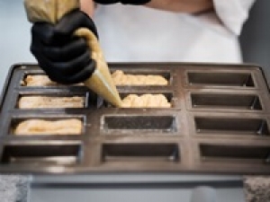 【洋菓子の製造・補助】即日～長期・週4日◇バターを使ったフィナンシェ・ガレットの有名店＜新宿小田急＞◇洋菓子の製造経験がある方歓迎◇時給1500円＋交通費 / 週払いOK ◇20代.30代.40代.50代前半 男女スタッフさん活躍中！＜専用フォーム返信＆オンラインで簡単登録＞FD-T-ed-but