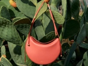 【即日～5/10　入間アウトレット】人気ランキング上位！イタリア有名ブランド『FURLA (フルラ)』でバッグや革小物の販売◇時給1450円＋交通費 / 週払いOK / 20代.30代.40代女性活躍中！＜専用フォームの返信＆オンラインで簡単登録＞AP-T-fur