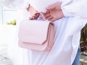 【年末年始のSALE販売応援】アパレル未経験・デビュー歓迎【12/16～2026.1/15】シーズナル時給1700～1800円+交＜多磨南大沢アウトレット＞アメリカ発の人気ファッションブランドでバッグや革小物の販売補助＆バックヤード◇週払いOK ◇ 学生.20代.30代.40代女性活躍中！＜専用フォーム返信＆オンラインで登録OK＞tan-A-sale-kate-d