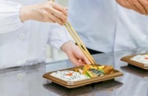 即日～長期＜8:00～15:00 or 7:00～15:00＞経験者歓迎！未経験OK！スーパーで弁当/惣菜の盛り付け・値付け・品出し◇南行徳駅から徒歩5分! 時給1400円～1550円+交通費あり/週払いOK◇週4日×実働6～7Hで無理なく働ける！20代～50代前半男女活躍中！＜専用フォーム返信＆オンラインで登録OK＞OT-T-yma-minagyo-souzai