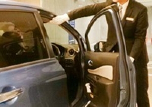 即日～長期＊高級ドイツ車のショールームでフロア担当＜メルセデス・ベンツ板橋＞来店客のお出迎え・駐車場案内・ドリンクサービス・車両回送など＊時給1500円/月収例24万円/交通費支給/週払いOK＊20代～50代前半男性活躍中！＜専用フォーム返信＆オンラインで簡単登録＞ OF-T-yana-ita