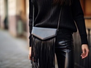 【契約社員】販売未経験歓迎■チームワーク重視の店舗■販売スタッフ募集＜J&amp;M DAVIDSON / J&amp;Mデヴィッドソン　新宿伊勢丹＞英国発シンプルモダンなバッグ＆革小物の販売■スキルに合わせた研修充実！語学が活かせる場面もあり■年俸280万円以上 / 社会保険完備 / リフレッシュ休暇あり / 制服貸与■　 AP-T-jmdav