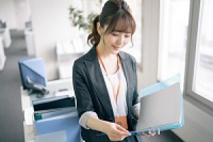 【期間限定＊9月末まで】大手飲料メーカー関連企業で働く！総務・庶務・一般事務＊契約書の内容確認・保管 / 関連備品の管理など＊時給1800円/月収例28万円/交通費支給/ 週払い可/土日祝休み/20代～40代前半女性活躍中！＜専用フォームの返信＆オンラインで簡単登録＞ OF-T-snry-keiyaku