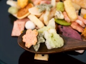 ■時給UP期間中■即日～長期＜吉祥寺アトレ＞口の中にふんわり広がるお米の香り☆おかき専門店でおかき・あられなどの和菓子販売◇時給1500円＋交通費◇パッケージのセンスの良さも魅力的◇20代.30代.40代.50代前半 男女スタッフさん活躍中！週払いOK / 社保完備 / 有給あり＜専用フォーム返信＆オンラインで簡単登録＞FD-T-okaki①