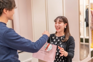 ■長期■時給1550円以上(経験有)+交通費■未経験OK■<kate spade new york(ケイトスペード) あみプレミアム・アウトレット>アメリカ発の人気ファッションブランドでバッグ・革小物販売◇シンプルな私服勤務OK / 週払可 / 社保有給完備 / 車通勤OK / 20代,30代女性スタッフ活躍中 / スタート日ご相談ください <専用フォームの返信&オンラインで簡単登録>AP-T-kate