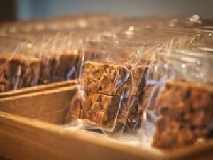 ■■品出し■■即日～長期 ＜羽田空港＞高時給1700円＋交通費全額支給◇高待遇◇5:45～21:30内シフト制◇週4～5日◇バームクーヘンやバタ―サンドなど焼き菓子人気店で品出し◇体を動かす事が好きな方歓迎◇週払い可◇学生.20代.30代.40代男女スタッフさん活躍中！＜専用フォーム返信＆オンラインで簡単登録＞FD-T-gps-long①