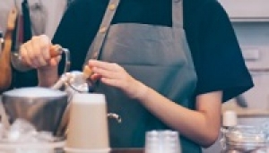 □■6月～長期□■週3日以上&times;8時間■□早番・遅番いずれかでOK□■大人のカフェ＆バーで接客【六本木・東京ミッドタウン】NY発！おしゃれな食品セレクトショップが展開するカフェ■□レジ接客などカフェ・バー業務全般□■時給1600円/月給例28万円/交通費支給/週払いOK/制服貸与■□20代,30代,40代半ば男女スタッフ活躍中！＜専用フォームの返信＆オンラインで簡単登録OK＞OT-T-dean-cafe