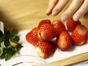 【Xmasケーキ製造補助】＼未経験歓迎／＜12/19～12/24　福浦工場(神奈川)＞期間限定の高時給1600～1700円＋交通費【イチゴへた取り、フルーツカット、飾り付け、ケーキ箱折りなど】 制服貸与 / WワークOK / 扶養内 / 学生.20代.30代.40代.50代男女スタッフさん多数活躍中!＜専用フォーム返信＆オンラインで簡単登録＞tan-F-Xmas-seizou-gat