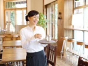 【ホール接客】即日～長期＜青山路面店＞銀座発の老舗洋菓子店◇サックリ&times;ザラメのリーフ型パイはロングセラー◇解放感ある落ち着いた店内・ガーデンテラス◇オシャレなカフェでホールスタッフ◇日給11,500円＋交通費◇制服貸与あり◇2回目以降繁忙期手当あり◇20代.30代.40代.50代 男女スタッフさん活躍中！＜専用フォーム返信＆オンラインで登録OK＞FD-T-ues①