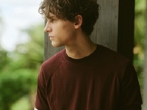 ＜7/15～7/28　新宿伊勢丹メンズ館＞時給1650～1700円＋交通費『three dots (スリードッツ)  』 シンプルで美しいシルエットで大人気！ハリウッドセレブも愛用のロサンゼルス発カットソーブランドでメンズアパレル販売◇週払いOK / トップスの貸与あり / 30代.40代.50代 男女スタッフさん活躍中！＜専用フォーム返信＆オンラインで簡単登録＞ tan-A-3d①