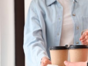 お友達同士での応募歓迎！1日からエントリーOK【11/28～11/30　ドリンク提供＆清掃】時給1400～1450円＋交通費支給 / 週払いOK【新宿駅 / 西新宿駅 / 都庁前駅】ドリンクサービス / 配膳 / 撤収 / 消毒清掃など◇丁寧な接客ができればOK【未経験OK】学生さん/20代.30代.40代女性スタッフさん活躍中！書類選考のみ【スカートスーツ＋黒のパンプス / パンツも相談OK】＜専用フォーム返信＆オンラインで簡単登録＞tan-O-san-shin②