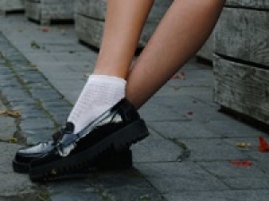 【レディースシューズ】即日～長期 ＜ハーモニープロダクツ  セレクト /  横浜NEWoMan＞可愛いからきれい目までバリエーション豊富なレディースシューズブランドのセレクトショップで販売◇ 時給1500円＋交通費 / 週払いOK / 私服勤務 / 20代.30代.40代前半女性スタッフさん活躍中！＜専用フォームの返信＆オンラインで登録OK＞AP-T-harm-d