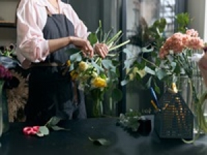 【✿青山フラワーマーケット✿ 年末アレンジメントスタッフ】時給1500円＋交通費＜12/26.29.30　八王子オーパ＞ライフスタイル×フラワーがコンセプト★パリのマルシェのようなおしゃれなフラワーショップでブーケ制作◇販売/レジなし◇ 週払いOK / スニーカーOK / 扶養内 / 駅チカ / 20代.30代.40代.50代女性スタッフさん活躍中！＜専用フォーム返信＆オンラインで登録OK＞＞tan-O-aofla