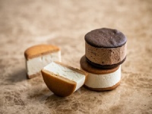 【週3～5日】未経験歓迎！2/末までは繁忙期時給1800円 / 以降時給1550～1650円＜即日～長期 / 新宿伊勢丹＞白金の有名洋菓子店◇フルーツやナッツをふんだんに使用したショコラスイーツ◇洋菓子販売◇洋菓子販デビュー歓迎◇交通費支給 / 週払いOK ◇学生.20代.30代.40代.50代女性スタッフさん多数活躍中！＜専用フォーム返信＆オンラインで簡単登録＞FD-T-jw-lama