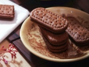 ■時給UP期間中■即日～長期＜日本橋高島屋＞カフェも大人気！銀座発祥の洋菓子店で販売◇一口サイズのガナッシュやチーズケーキなど人気商品多数◇時給1600円＋交通費 / 週払いOK / 月給例28万～ / 経験が活かせる ◇20代.30代.40代前半 男女スタッフさん活躍中！＜専用フォーム返信＆オンラインで登録OK＞FD-T-shis①