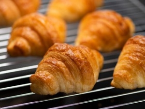 【紹介予定派遣】半年後には企業の直雇用☆★高松三越のパン製造のお仕事★☆彡【時給1150～1200円＆交通費】★朝6時スタート！16時までに退社できます★三越百貨店を中心に展開♪ミニクロワッサンが人気！◇オンラインで登録OK！週払いOK！交通費支給◇fd-k-johseifd-k-johsei②