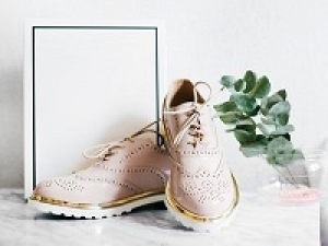 ■即日～長期■時給1500円以上(経験有)+交通費■＜あしながおじさん　北千住マルイ＞どこかクラシカルで可愛らしい♪ カジュアル系シューズブランドで販売！週払い可・社保有給完備・社販できます・20代,30代,40代女性スタッフさん活躍中！＜専用フォームの返信＆オンラインで簡単登録＞AP-T-asin-d