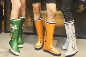 ■長期■時給1500円以上(経験有)+交通費■＜AIGLE / エーグル　軽井沢アウトレット＞雨の日は気分を上げるキュートなレインブーツで♪ パリコレにも参加！ファッション感度の高い仏国アウトドアブランド◇アパレル未経験OK【週払いOK・社保有給完備・車通勤OK・20代,30代,40代,50代前半 男女スタッフ活躍中】＜専用フォームの返信＆オンラインで簡単登録＞ AP-T-aig