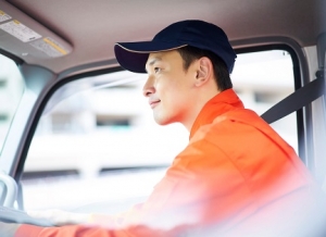 ■即日～長期■未経験OK！学生・フリーター活躍中！有名レンタカー店舗で洗車・回送スタッフ【さいたま新都心店】所有するレンタル用車両の洗車や点検・車両移動など■車好きなら初心者でも簡単な作業です！■時給1400円～1500円/月収例24万円/交通費支給/週払いOK/制服貸与あり■20代～50代男女活躍中！＜専用フォーム返信＆オンラインで簡単登録＞ OF-T-renta-d