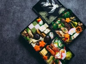 毎年人気のお仕事が今年も募集スタート！エントリーはお早目に♪【未経験OK！年末おせち販売】12/26～12/31＜渋谷東急フードショー＞料亭のおもてなしがそのままおせちで味わえる毎年人気のおせち◇時給1450～1550円＋交通費/ 週払いOK / 何らかの販売経験＋レジ経験があればOK / 学生.20代.30代.40代女性スタッフさん活躍中！＜専用フォーム返信＆オンラインで簡単登録＞tan-F-nada-han