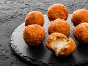【お昼から】食品未経験OK！＜12/19～1/4 (1/1休館日)　日本橋三越＞時給1450～1550円＋交通費 / 週払いOK / 週3～5日◇濃厚でリッチなオリジナルクリームコロッケ・お弁当販売◇スニーカーOK◇書類選考のみ◇学生.20代.30代.40代.50代女性スタッフさん活躍中！＜メール返信だけで登録OK！来社不要！＞tan-f-lamp-rich①