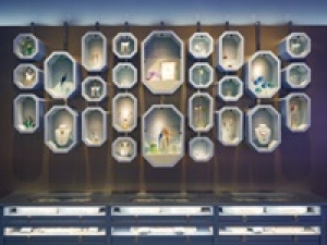 ■長期■時給1550円以上(経験有)+交通費全額支給■＜Swarovski/スワロフスキー　銀座路面店＞クリスタルジュエリーブランドで販売◇スマホケース、時計、キーホルダー◇未経験も歓迎！20代,30代男女スタッフ活躍中！【週払いOK／ジュエリー＆制服貸与／社保有給完備／駅から徒歩5分以内】＜専用フォーム返信＆オンラインで簡単登録＞AP-T-suwa