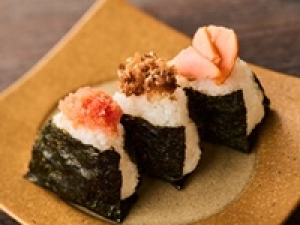 食品販売 未経験OK / おにぎりがにぎれる方 ＜即日～8/末  　東京大丸＞お米屋さんが手掛けるおにぎり専門店で販売＆おにぎり製造◇こだわりの具材でリピーターさんも多数◇嬉しいおにぎりのまかない付き◇時給1500円＋交通費 / 週払いOK / スニーカーOK / 学生.20代.30代.40代.50代男女スタッフさん活躍中！＜専用フォーム返信＆オンラインで簡単登録＞tan-F-kiku①