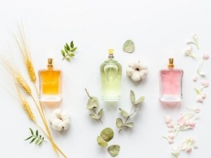 ■長期■時給1500円～1600円+交通費■フレグランスアドバイザー募集＜L&#039;Atelier des Parfums ラトリエ デ パルファム　博多阪急＞人気ブランドを取り揃えたフレグランスショップ◇フレグランス未経験OK / 週払いOK / 社保完備 / 制服貸与あり/ 20代～40代前半男女スタッフ活躍中！＜専用フォームの返信＆LINEビデオで簡単登録＞　AP-K-burub-lateli　