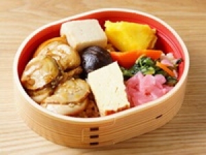 【13時～ / 遅番メイン】和惣菜・お弁当販売＜渋谷ヒカリエ＞日本の食卓を再現！旬の味わい、出来立てが並ぶ人気店◇時給1430円＋交通費 / 月給例25万～ / 週払いOK◇20代.30代.40代前半 女性スタッフさん多数活躍中◇＜専用フォーム返信＆オンラインで簡単登録＞FD-T-okama②
