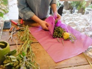 【✿青山フラワーマーケット✿ 母の日アレンジメントスタッフ】時給1500円＋交＜5/7～5/9　千葉ペリエ＞ライフスタイル&times;フラワーがコンセプト★パリのマルシェのようなおしゃれなフラワーショップでブーケ制作◇販売/レジなし◇ 週払いOK / スニーカーOK / 駅チカ / 20代.30代.40代.50代前半 女性活躍中！＜専用フォーム返信＆オンラインで簡単登録＞tan-O-aofla