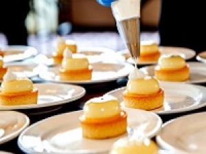 【洋菓子の製造】即日～長期＜大宮エキュート＞ケーキ・プチガトー・クッキー・サクサクパイなど人気の洋菓子店◇店舗内厨房で焼き菓子焼成やケーキの製造◇7:00～16:00◇時給1450～1500円＋交通費 / 週払いOK / 20代.30代.40代.50代 男女活躍中！＜専用フォーム返信＆オンラインで簡単登録＞FD-T-ed-ante①