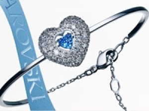 ■長期■時給1500～1550円+交通費全額支給【Swarovski(スワロフスキー) 奈良近鉄】クリスタルジュエリーブランドで販売◇スマホケース、時計、キーホルダーetc.◇未経験歓迎！20代,30代,40代前半女性スタッフ活躍中！◇週払いOK／ジュエリー＆制服貸与／社保有給完備／駅から徒歩5分以内◇＜専用フォーム返信＆オンラインで簡単登録＞AP-K-suwa