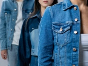 ■長期■時給1400～1500円+交■＜なんばパークス＞デニム好きに愛される岡山の老舗ジーンズブランドで販売■自社工場ならではの縫製技術と素材を活かしたデザインが魅力◆週払いOK・私服勤務・駅から徒歩5分以内・20代,30代,40代女性スタッフさん活躍中＜専用フォームの返信＆LINEビデオで簡単登録＞AP-K-jyon