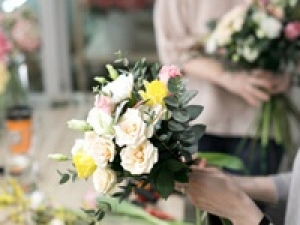 【✿青山フラワーマーケット✿ Xmas・年末アレンジメントスタッフ】時給1500円＋交通費＜12/25.27.28.29　たまプラーザ東急＞ライフスタイル×フラワーがコンセプト★パリのマルシェのようなおしゃれなフラワーショップでブーケ制作◇販売/レジなし◇ 週払いOK / スニーカーOK / 扶養内 / 駅チカ / 20代.30代.40代.50代女性スタッフさん活躍中！＜専用フォーム返信＆オンラインで登録OK＞＞tan-O-aofla