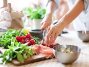 【16:00～夕方からキッチン補助スタッフ】南青山のイタリアンレストラン◇時給1550円＋交通費◇週3日 / 実働6H以内時短 / 週払いOK◇ カフェ、居酒屋、レストランでの調理や補助経験歓迎◇20代.30代.40代.50代男女活躍中！＜専用フォーム返信＆オンラインで簡単登録＞FD-T-anton②