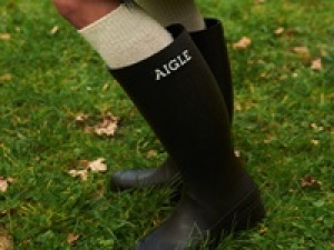 ＜即日～7/8　AIGLE(エーグル)POP UP    新宿伊勢丹(シューズフロア)＞レインブーツが有名なフレンチアウトドアブランドで販売◇ライフスタイルファッションとしても人気◇ 時給1650円＋交通費 / 週4～5日OK / 週払いO◇20代.30代活躍中！＜専用フォームの返信＆オンラインで簡単登録＞tan-A-aig