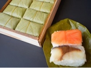 即日～長期【週3日～相談OK 4時間勤務】食品未経験OK！奈良発の柿の葉すしの販売＜大阪高島屋＞時給1350円＋交通費 / 週払いOK◇何かしらの販売経験がエントリーOK◇ミドル活躍中！学生.20代.30代.40代半ば女性スタッフさん多数活躍中！＜専用フォーム返信＆LINEビデオで簡単登録＞FD-K-susuk