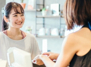 即日OK！長期派遣■時給1550円(経験有)+交通費【人気キャラクターグッズの販売◇アクアシティお台場 / ダイバーシティ東京プラザ】私服勤務＆ネイル・髪色自由がうれしい！■土日含む週4～5日勤務・月収例27万円・週払いOK■20代,30代,40代,50代男女スタッフ活躍中！＜専用フォームの返信＆オンラインで簡単登録＞ AP-T-hs