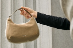 ■3/1～長期■時給1500円以上(経験有)+交通費支給■未経験OK■＜agn&egrave;s b VOYAGE／アニエスベーボヤージュ　新宿マルイ本館＞パリ発のシンプルシックな人気ブランド◇バッグ・お財布など雑貨販売■嬉しい制服貸与・週払OK■20代,30代,40代女性スタッフ活躍中！＜専用フォーム返信＆オンラインで簡単登録＞AP-T-agn-v