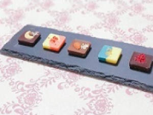 即日～長期＜日本橋デパ地下＞ちょっと特別な日に/ 自分へのご褒美に / 大切な人への贈り物に◇チョコレート販売◇洋菓子未経験OK / 食品 / 洋菓子デビューOK◇時給1400～1500円＋交◇20代.30代.40代女性スタッフさん活躍中！オシャレなチョコレートショップでお仕事☆☆＜専用フォーム返信＆オンラインで簡単登録＞FD-T-choco-D