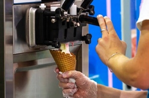 即日～3ヶ月でOK！未経験歓迎！食のテーマパークで調理スタッフ＜道の駅 ローズマリー公園 はなまる市場＞ 軽食調理やソフトクリーム作りなどの調理補助・南房総の食の魅力が満載のお店！◇時給1400円＋交通費・週払いOK◇週3日程度・9:00～17:00の間で実働4～6時間◇制服貸与あり◇20代～50代男女活躍中！＜専用フォーム返信＆オンラインで簡単登録＞OT-T-ttc-rose