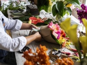 【✿青山フラワーマーケット✿ 卒業・送別シーズン！アレンジメントスタッフ】時給1500円＋交通費＜　3/27(金)　千葉ペリエ＞ライフスタイル&times;フラワーがコンセプト★パリのマルシェのようなおしゃれなフラワーショップでブーケ制作◇販売/レジなし◇ 週払いOK / スニーカーOK / 扶養内 / 駅チカ / 20代.30代.40代.50代女性スタッフさん活躍中！＜専用フォーム返信＆オンラインで登録OK＞＞tan-O-aofla