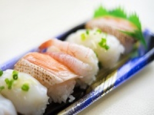 【すし将 / 年始 お寿司販売】書類選考のみ / 未経験歓迎＜1/2 単日　新宿京王＞日給12,000円(時給換算1,714円)＋交通費◇7時間以上勤務した場合は残業手当あり(25％割増 /時給2142円)★1日でしっかり稼げる！大人気のパック入りお寿司の催事店舗で販売◇学生/20代.30代.40代.50代 女性スタッフさん活躍中！＜専用フォームの返信＆オンラインで登録OK＞tan-F-syo①