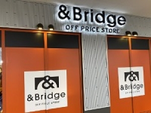 ■即日～長期■時給1550円以上(経験有)+交通費■＜＆Bridge (アンドブリッジ )　五反田TOC＞サスティナブルを実現した大手アパレルが手掛けるお得感満載のオフプライスショップで販売◇ウェア・バッグ・シューズ・小物・ファッション雑貨★週払いOK / 私服勤務でOK / 20代,30代,40代男女活躍中！＜専用フォームの返信＆オンラインで簡単登録＞ AP-T-&amp;b