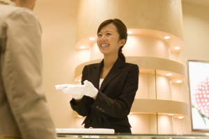 【正社員】ジュエリー未経験OK！ハイブランドジュエリーの販売スタッフ / 都心エリア■年収340万以上 / インセンティブ支給あり / 社会保険完備 / 年間休日120日 / そのほか福利厚生充実の大手企業■  AP-T-fre-d