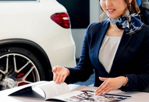 即日～長期＊高級ドイツ車のショールームスタッフ＜メルセデス・ベンツ 柏＞ご来店受付・アテンド・簡単な事務＊丁寧な応対ができれば未経験OK！＊時給1400円/月収例23万円/ 交通費支給/週払いあり/制服貸与＊20代,30代,40代前半女性活躍中！＜専用フォームの返信＆オンラインで簡単登録＞ OF-T-yana-kashiwa