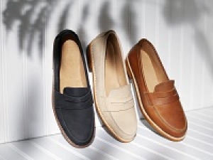 ■長期■時給1500円以上(経験有)+交通費支給＜Au BANNISTER / オウバニスター  新宿高島屋・ほか都内店舗＞ベーシック＆程よいトレンド感のシューズブランド！足元からのスタイリングを提案しながら接客販売■週払いOK・社保有給完備・社販50％OFF×私服とミックスOK・■アパレル経験者歓迎！20代,30代半ば女性スタッフ活躍中！＜専用フォームの返信＆オンラインで簡単登録＞ AP-T-aubani